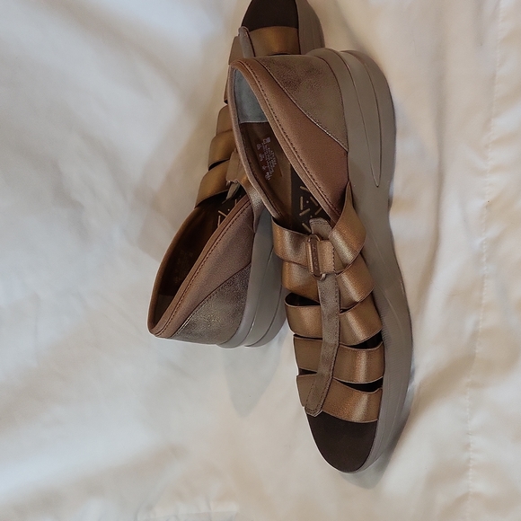 BZEES Frenzy Fisherman Open Toe Wedge T-strap Slip On Sandals Womens 10M - Picture 7 of 12